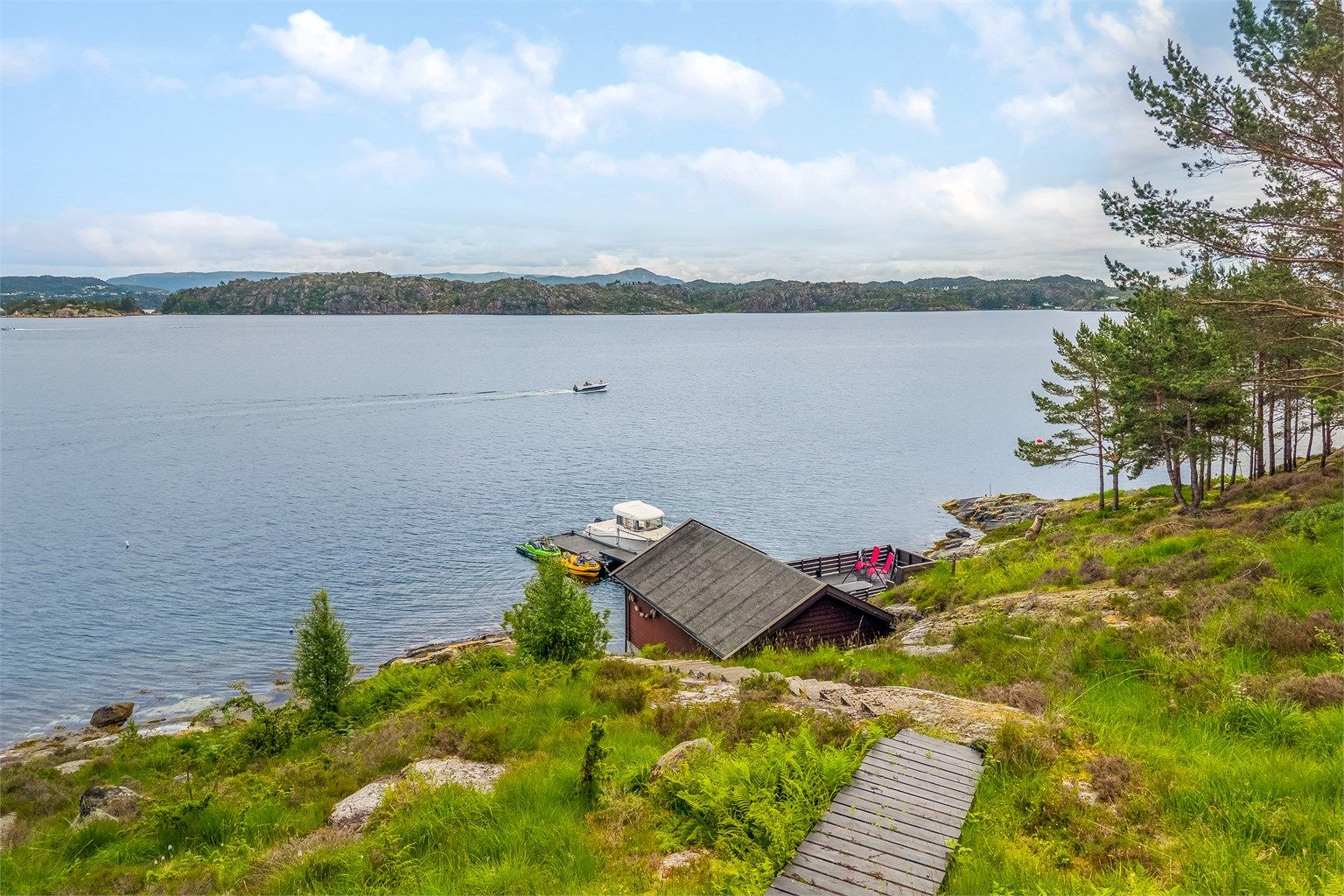 Fra hytta er det gangsti ned til naustet og bryggeanlegget.