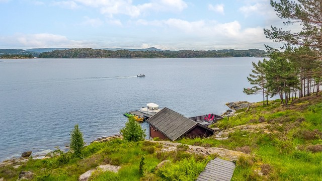 Fra hytta er det gangsti ned til naustet og bryggeanlegget.