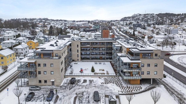 Eiendommen har godt med parkering for besøkende, og fine fellesarealer. Kun adkomst for beboere