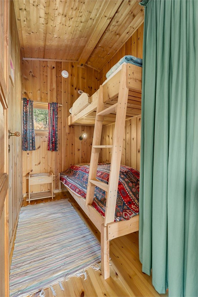 Koselig soverom på 4 kvm med smart utnyttelse av plassen og klassisk hyttestil. 