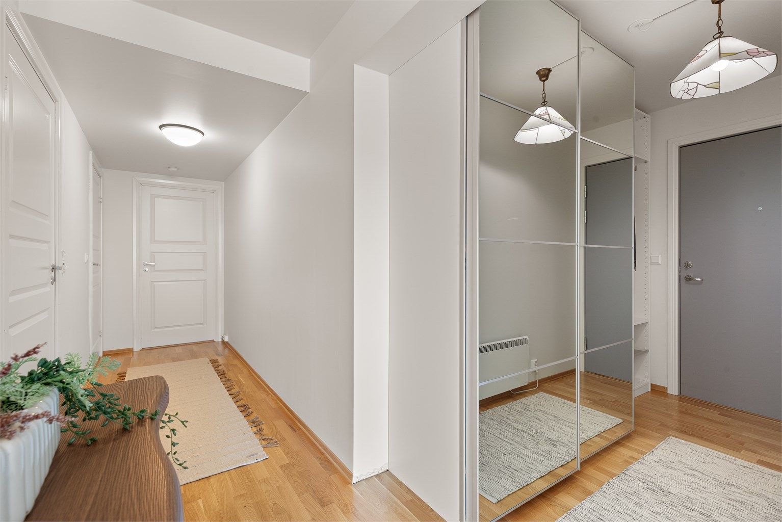 Entre med speilgarderobe 