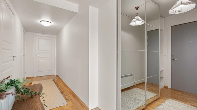 Entre med speilgarderobe