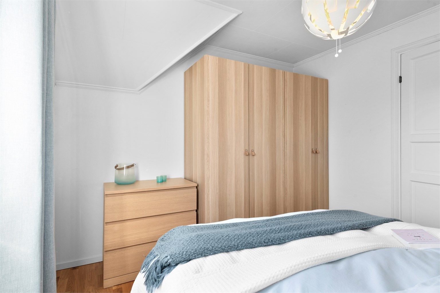 Lyse overflater og vindu som gir godt med dagslys