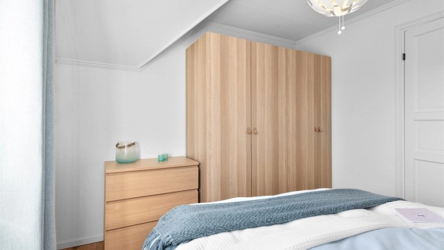 Lyse overflater og vindu som gir godt med dagslys