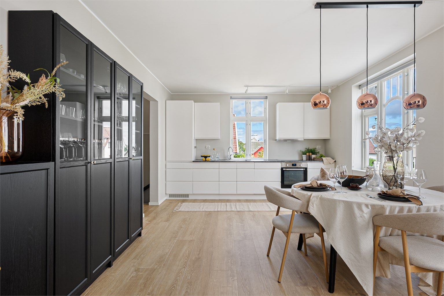 Gode møbleringsmuligheter som stort spisebord og salong. 
Det er korkvinyl på gulv og malte gipsede veggflater og lys himling. 