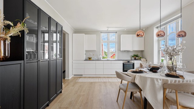Gode møbleringsmuligheter som stort spisebord og salong.
Det er korkvinyl på gulv og malte gipsede veggflater og lys himling.