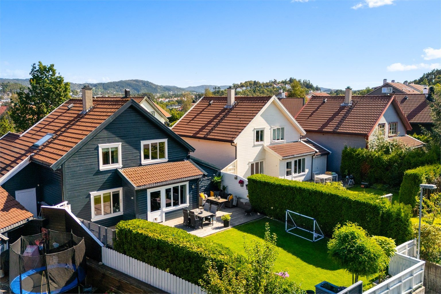 Attraktiv beliggenhet i et etablert og familievennlig boligområde.