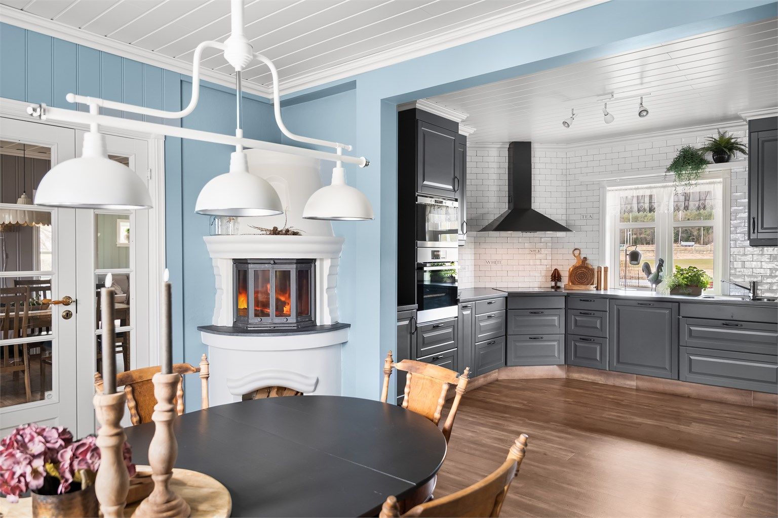 Kjøkkeninnredningen er fra 2010 med profilerte fronter og integrerte hvitevarer og har en pen grå farge. 