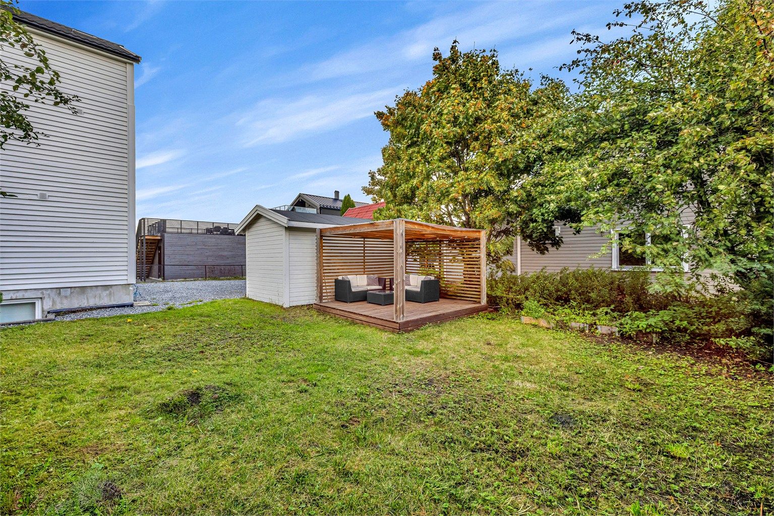 Hagen er ikke seksjonert mellom enhetene, men fordeles seg i mellom ved at denne enheten bruker hage mot øst for eiendommen. Her er det satt opp koselig pergola hvor man kan nyte lange sommerdager.