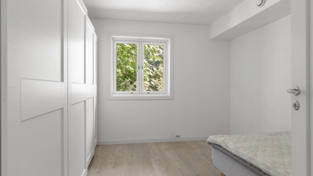 Soverom i utleiedelen med laminatgulv og vannbåren gulvvarme.