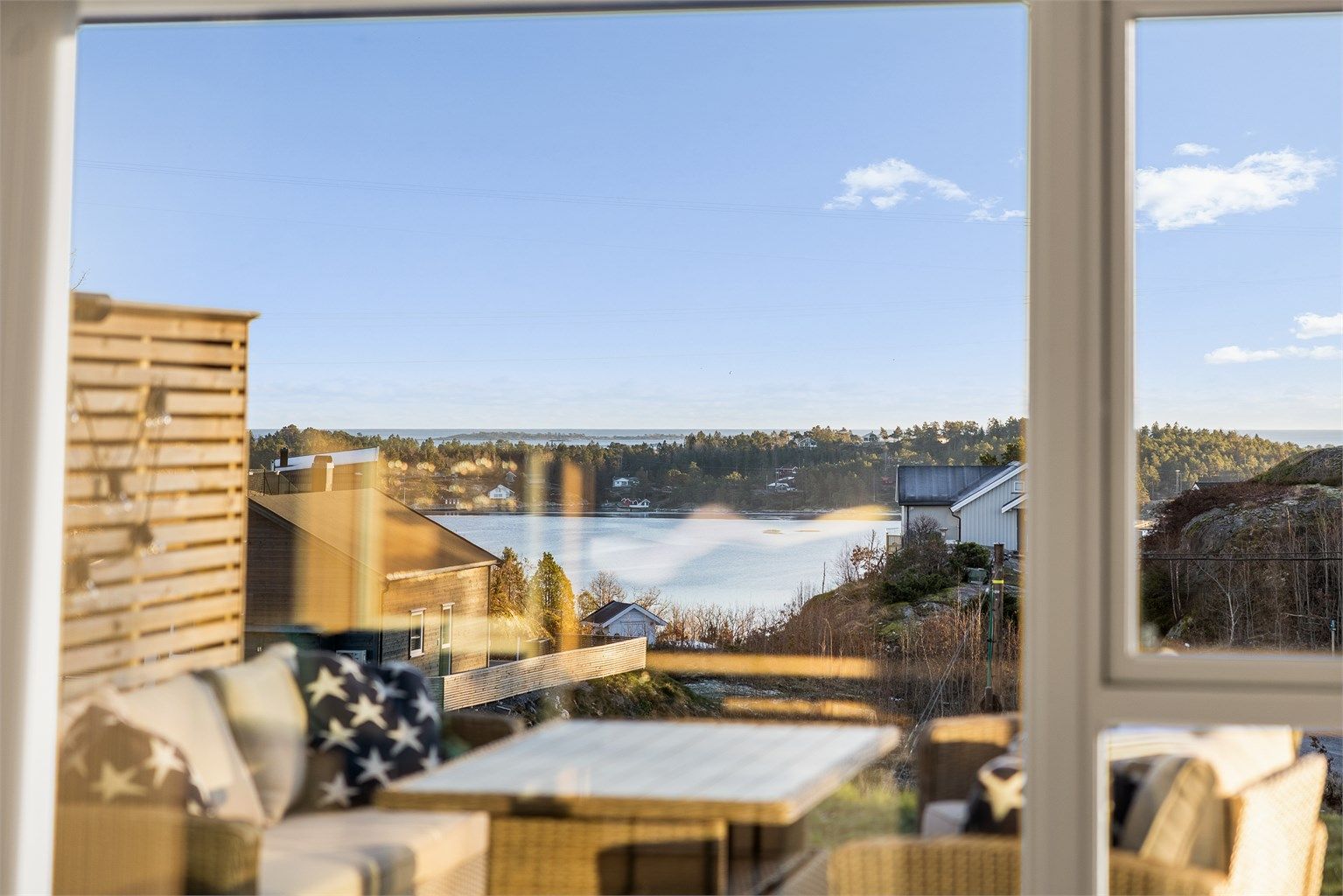 FLOTT UTSIKT: Fra stuevinduet kan du se både fjord, hav, horisont, himmel.