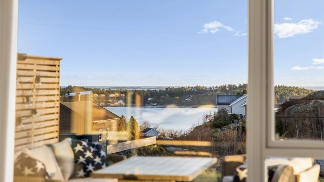 FLOTT UTSIKT: Fra stuevinduet kan du se både fjord, hav, horisont, himmel.