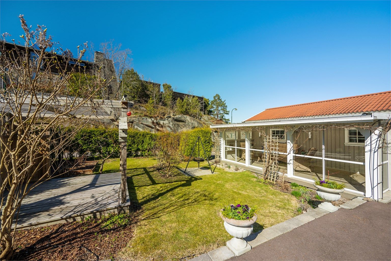 En lettstelt og barnevennlig hage.