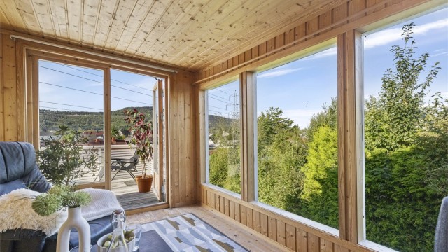 Hyggelig vinterhage på terrassen med flere store vindusflater.