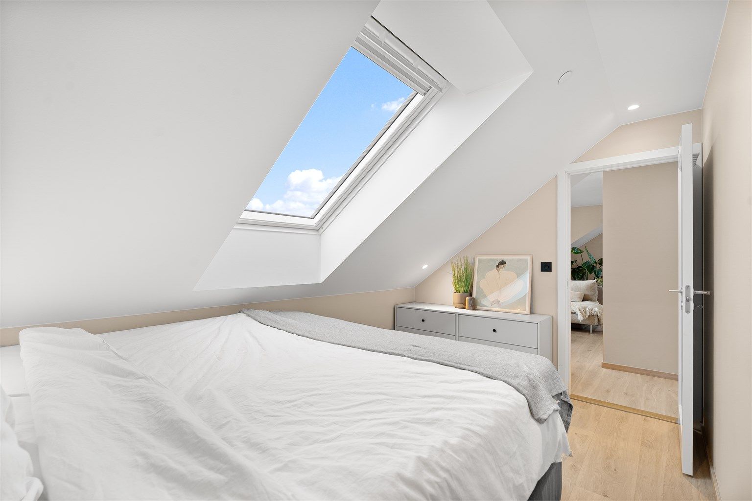 Det er også plass til en mindre skrivebord eller kommode. 