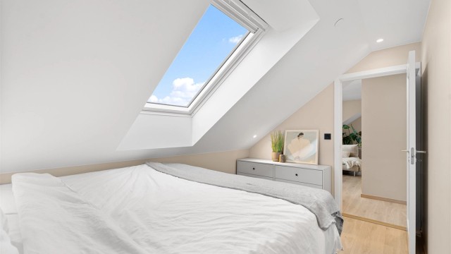 Det er også plass til en mindre skrivebord eller kommode.