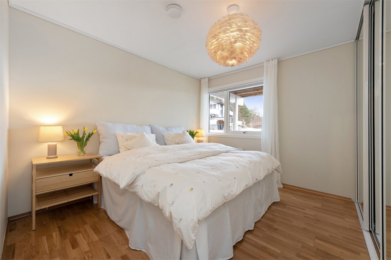 Hovedsoverommet ligger i underetasjen og har god plass til dobbeltseng.