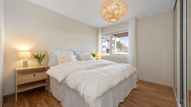 Hovedsoverommet ligger i underetasjen og har god plass til dobbeltseng.