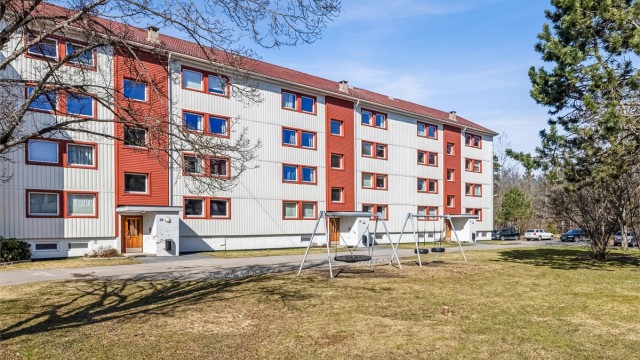 Store, grønne fellesarealer med lekeapparater gjør området svært barnevennlig.
