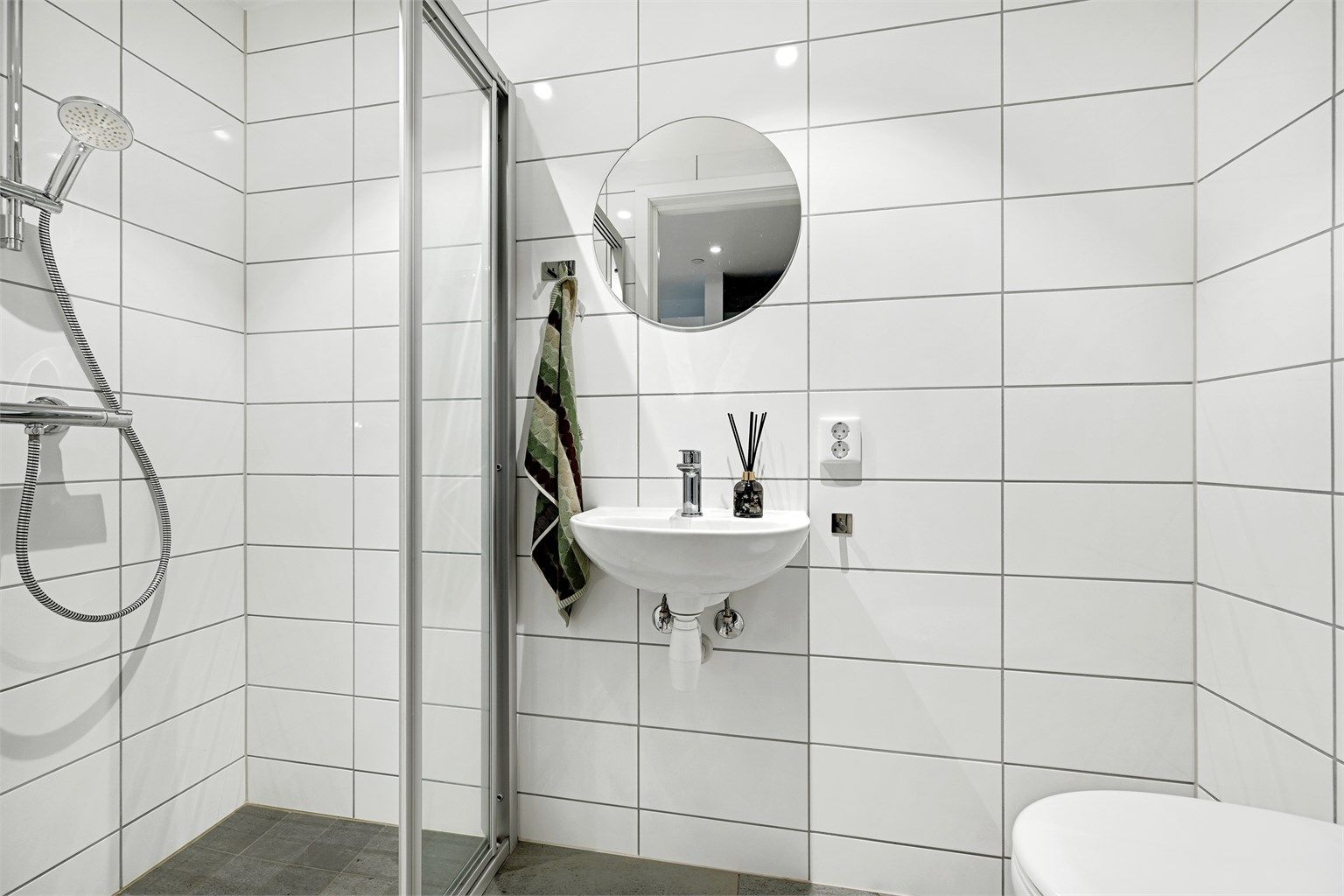 Badet har servant, vegghengt toalett og elektrisk gulvvarme.