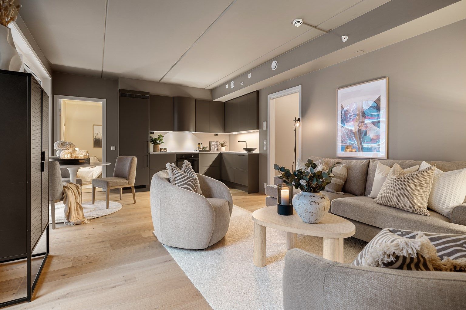 Det er gjennomgående god takhøyde og store vindusflater som gir rikelig med naturlig dagslys til leiligheten. 