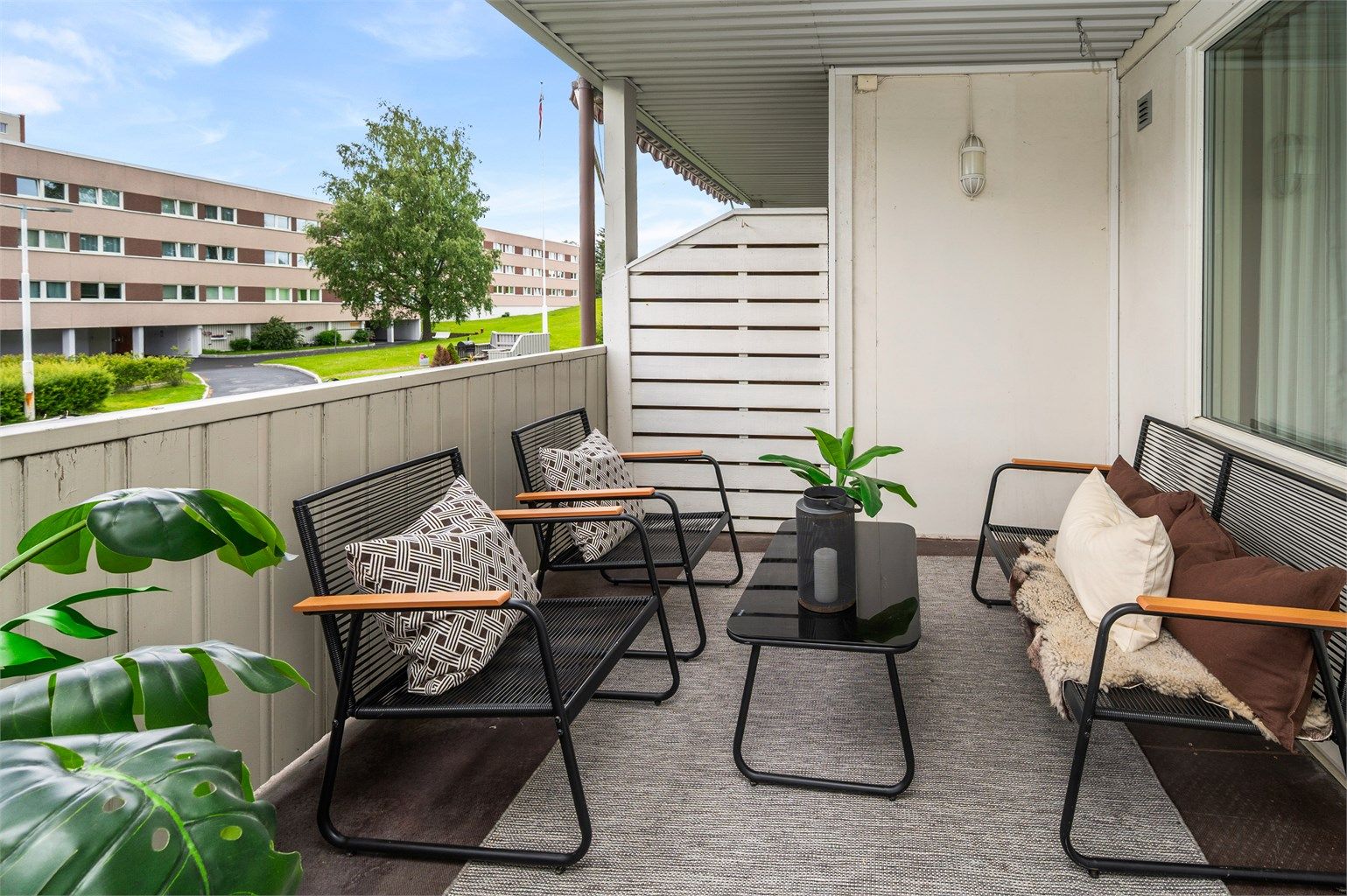 Overbygget balkong som gir en lun og skjermet uteplass med god plass til sittegruppe. 