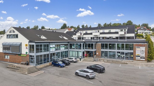 Vågsenteret med apotek og vinmonopol ligger en kort kjøretur unna.