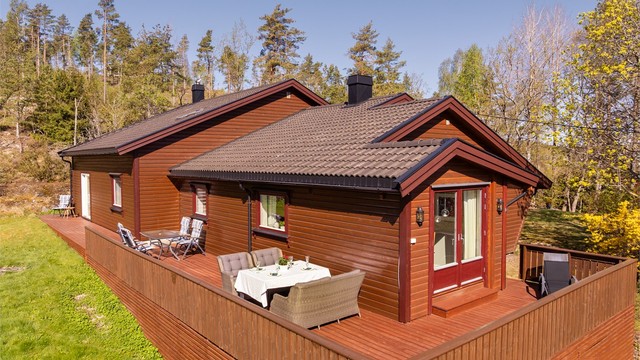 Stor terrasse ble oppført rundt boligens øst fra 2001- og sørside som omfatter tilbygget så nylig som i 2020. Beis i samme nyanse som kledningen skaper et meget helhetlig uttrykk.