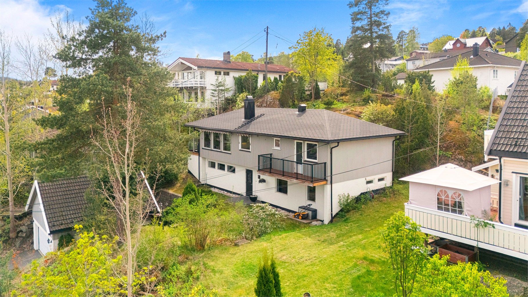 Vallerudveien 3B ligger sentralt på Skårer med bl.a Østmarka, skoler, barnehager og kjøpesenter i umiddelbare nærhet