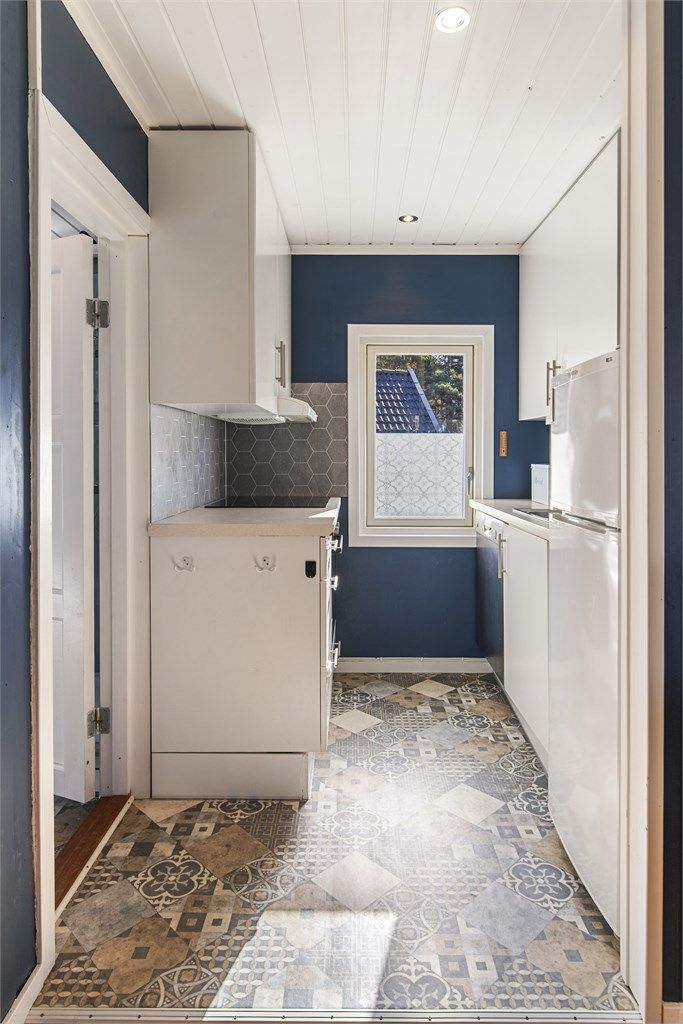 Innredningen inkluderer induksjonstopp, stekeovn og avtrekksvifte. Det er nisje for oppvaskmaskin og kjøleskap. Varmtvannsberederen fra 2018 er plassert under kjøkkenbenken.