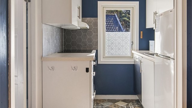 Innredningen inkluderer induksjonstopp, stekeovn og avtrekksvifte. Det er nisje for oppvaskmaskin og kjøleskap. Varmtvannsberederen fra 2018 er plassert under kjøkkenbenken.