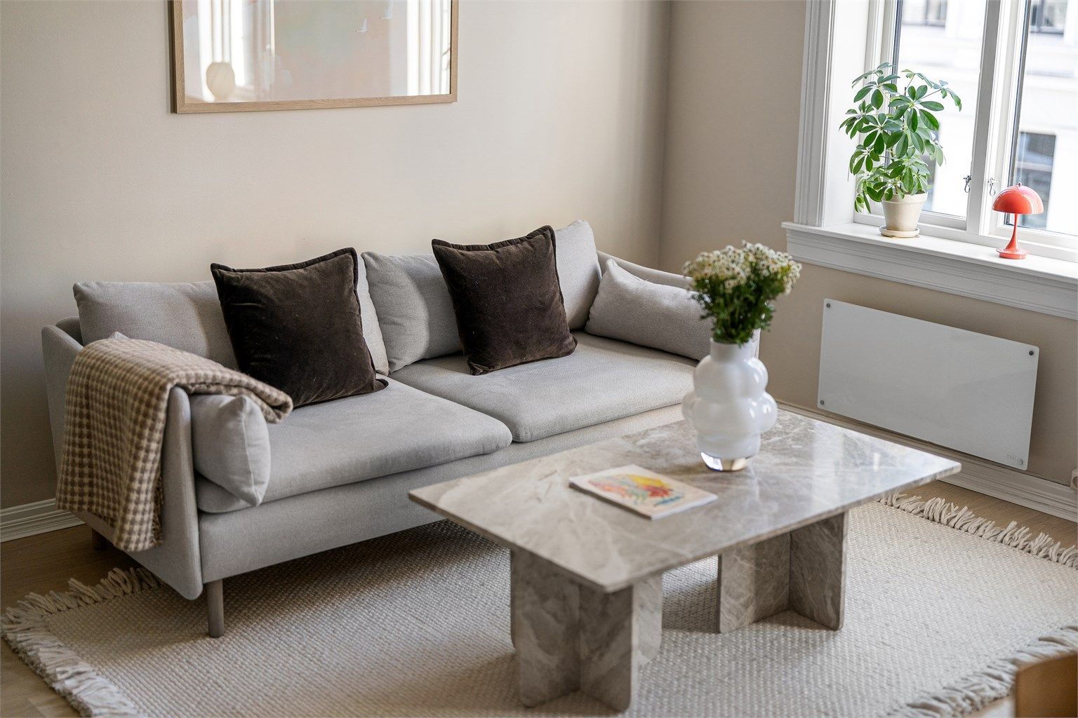 Veggene er utført med malte plater og betong, og gulvet ble nylig lagt med parkett i 2025. 