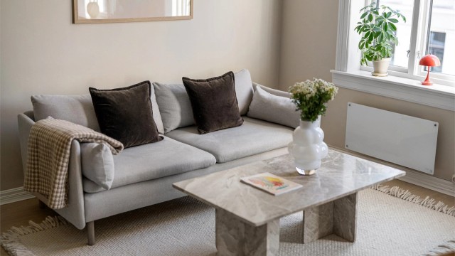 Veggene er utført med malte plater og betong, og gulvet ble nylig lagt med parkett i 2025.