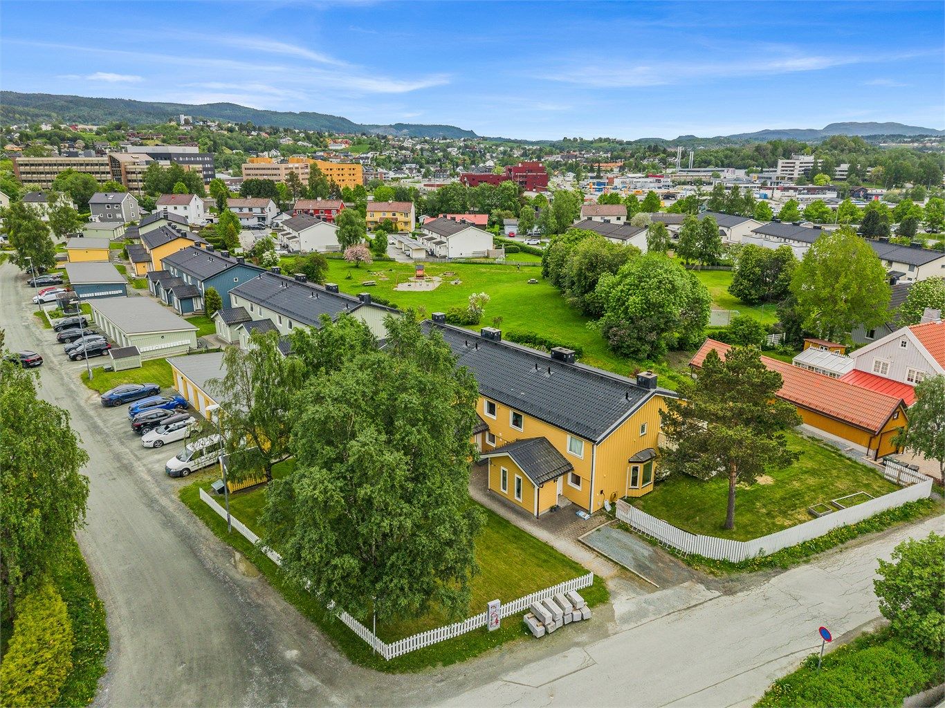 Nabolaget har rikelig med servicetilbud i nærheten. Kiwi Sorgenfri og Rema 1000 Sorgenfri ligger innen kort gangavstand, og området har de siste årene utviklet seg til å bli et attraktivt bydelssentrum med treningssentre, restauranter og møteplasser. 