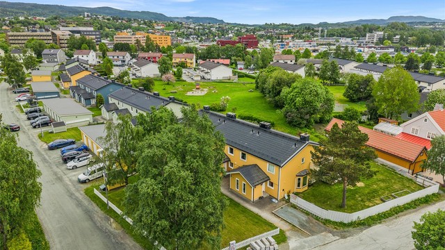 Nabolaget har rikelig med servicetilbud i nærheten. Kiwi Sorgenfri og Rema 1000 Sorgenfri ligger innen kort gangavstand, og området har de siste årene utviklet seg til å bli et attraktivt bydelssentrum med treningssentre, restauranter og møteplasser.