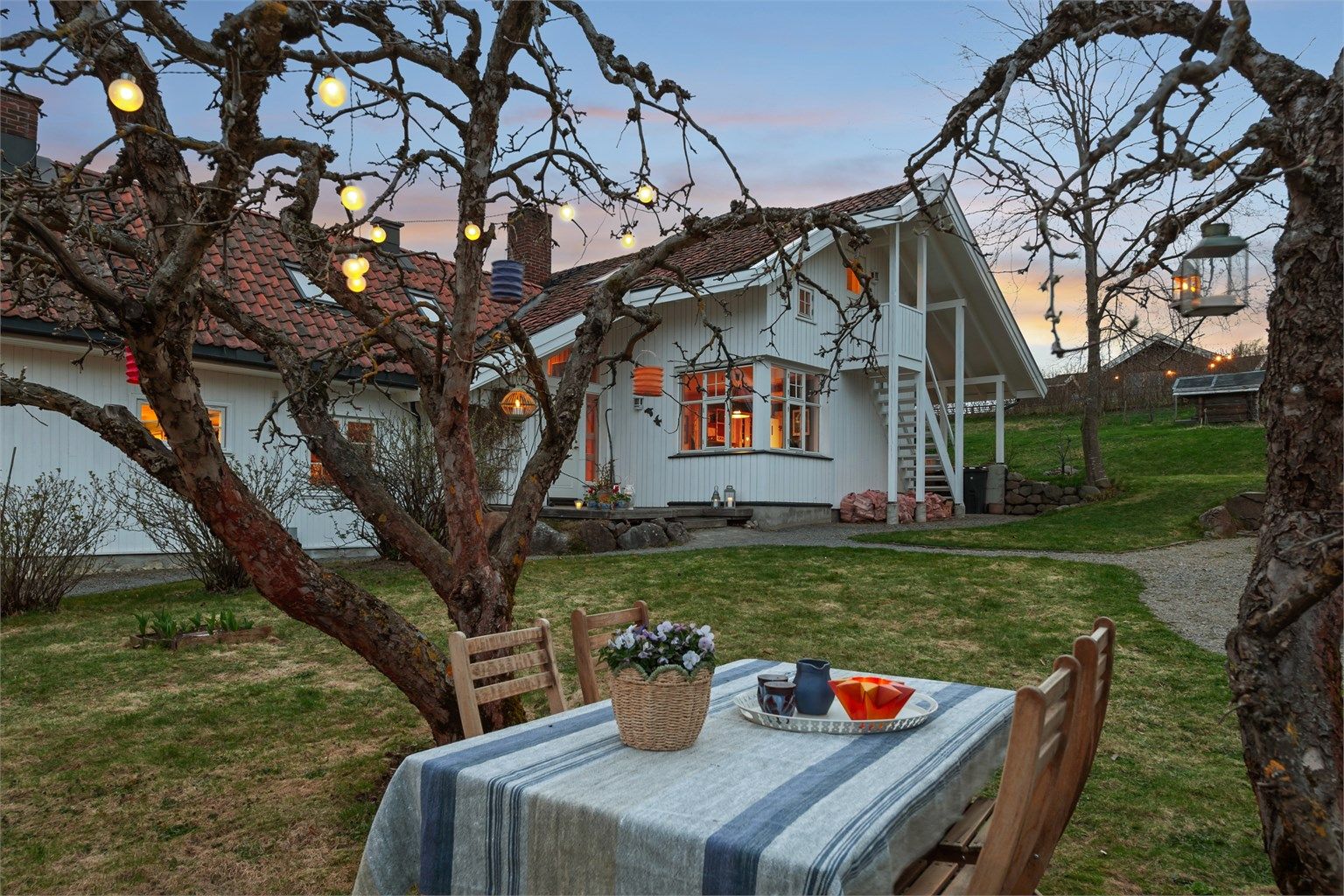 Eiendommen fremstår som et resultat av langsiktig arbeid og bevisste valg, hvor både bolig, uteområder og materialbruk er tilpasset naturen og omgivelsene.