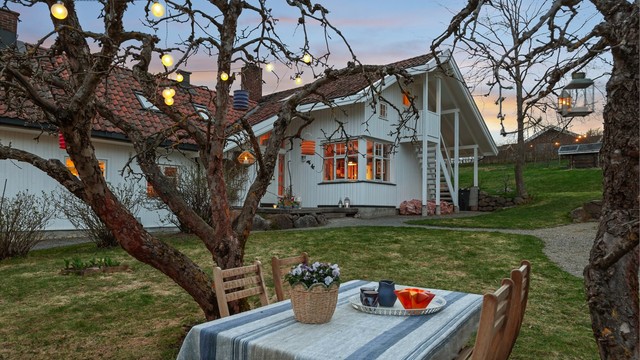 Eiendommen fremstår som et resultat av langsiktig arbeid og bevisste valg, hvor både bolig, uteområder og materialbruk er tilpasset naturen og omgivelsene.