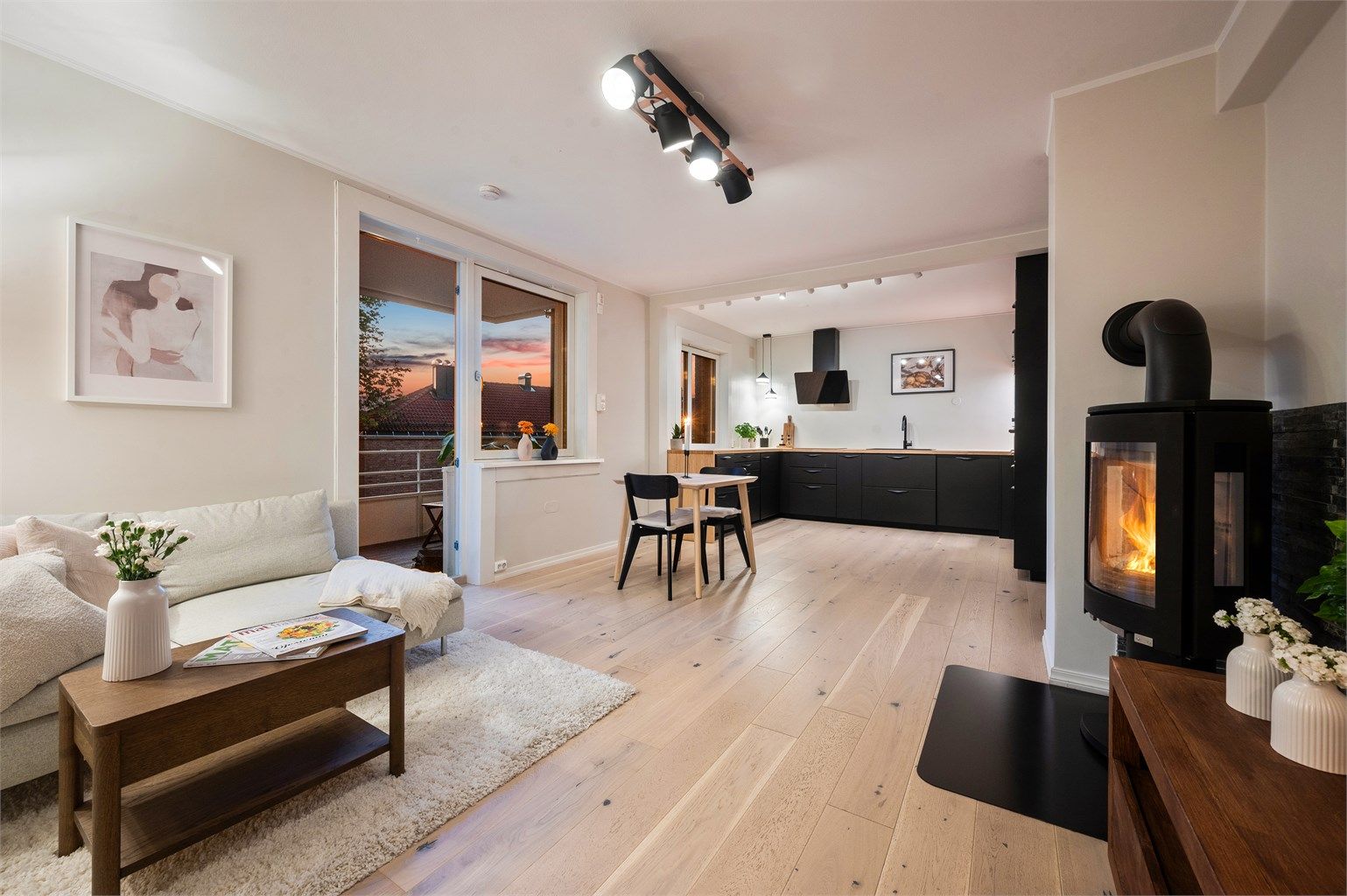 Leiligheten byr på en lys og romslig stue med store vindusflater som slipper inn rikelig med lys og luft. Her er det god plass til både sofagruppe, salongbord, tv-seksjon og spisebord. 