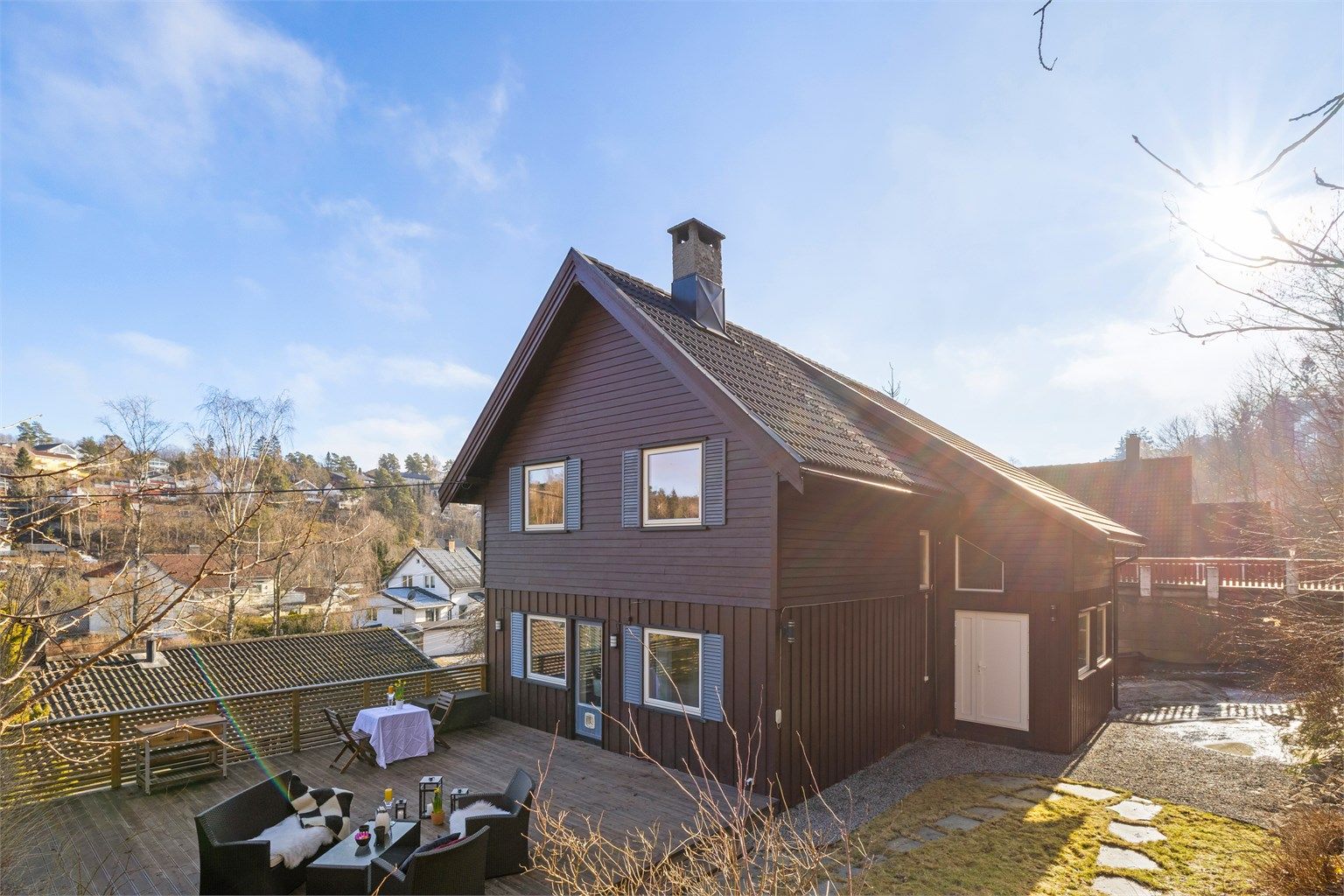 Skjermet beliggende enebolig over 2 plan med ca. 46 kvm. terrasse. Meget barnevennlig og populært boligområde. Markanært