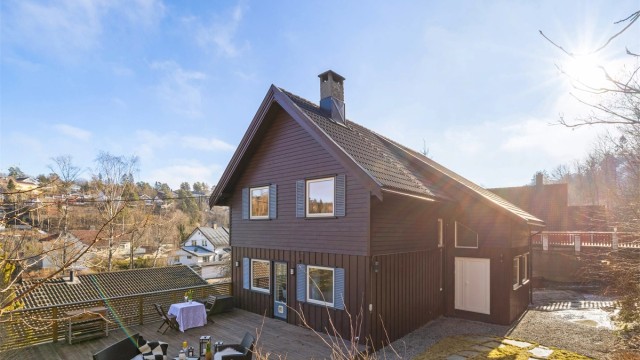 Skjermet beliggende enebolig over 2 plan med ca. 46 kvm. terrasse. Meget barnevennlig og populært boligområde. Markanært
