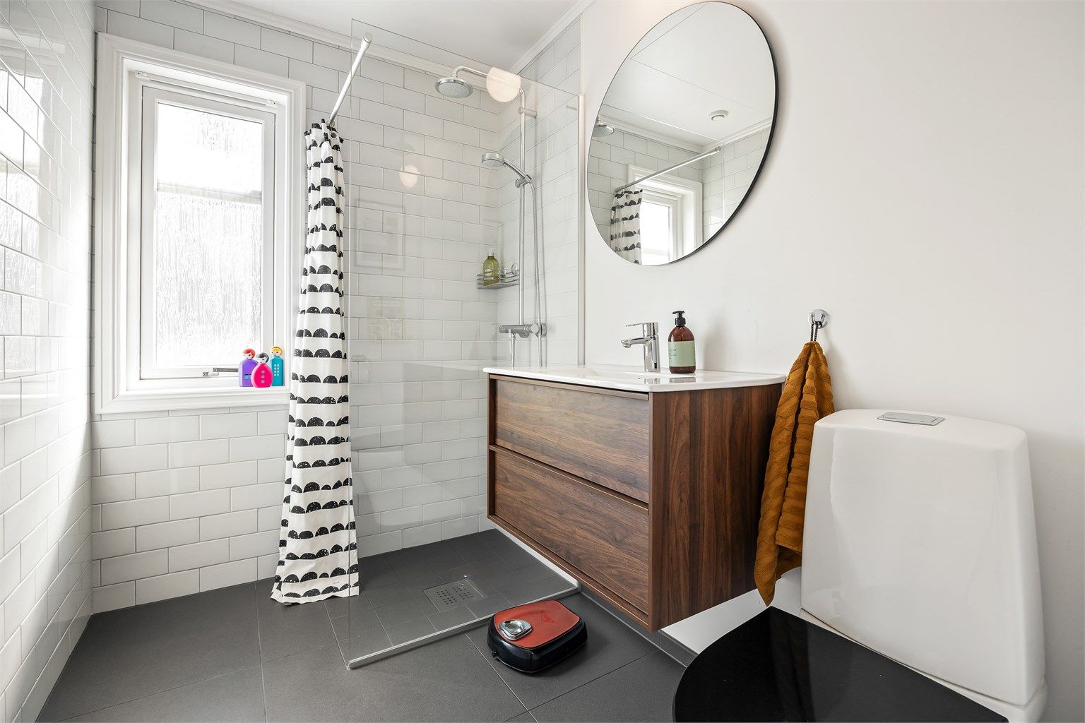 Badet i første etasje ble oppgradert i 2019. Her er det flislagt gulv med gulvvarme og en romslig dusjnisje med glassvegg.