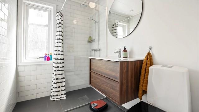 Badet i første etasje ble oppgradert i 2019. Her er det flislagt gulv med gulvvarme og en romslig dusjnisje med glassvegg.