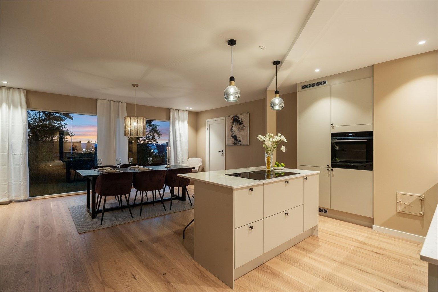 Stue og kjøkken fremstår som et stilrent oppholdsrom med gjennomgående høy kvalitet. 