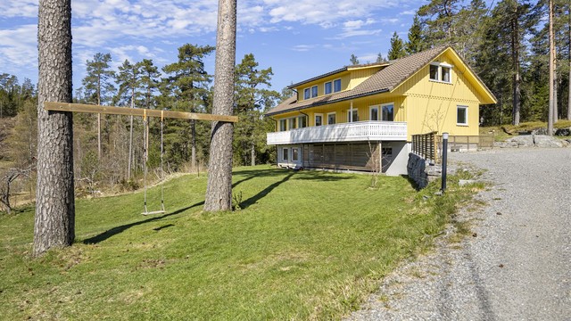 En innholdsrik enebolig over tre plan med stor hage og dobbelgarasje, perfekt for en aktiv familie.