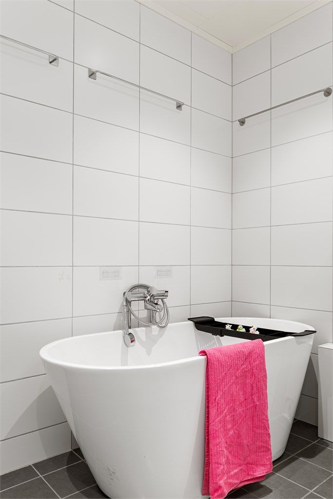 Badekar er avslapning for voksne og et herlig sted for aktive barn