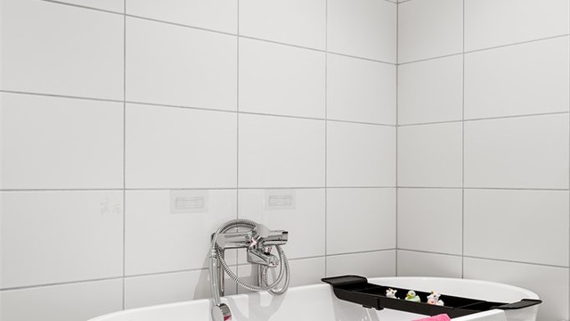 Badekar er avslapning for voksne og et herlig sted for aktive barn