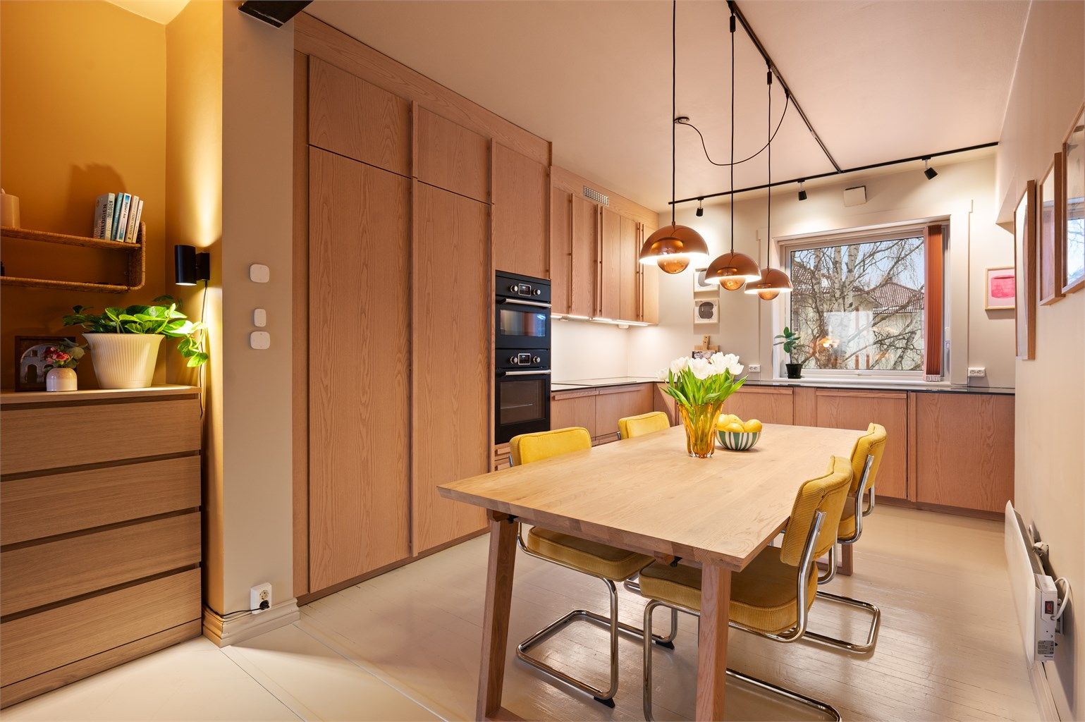 En gjennomført 4-roms med moderne design og høy standard. Her får du en innholdsrik og påkostet leilighet med åpen og luftig romfølelse. Foto: Peter Futo v/Cool Pics AS. 