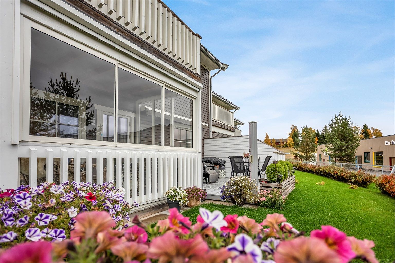 Uteplassen er delt inn i både en innglasset del og en åpen markterrasse.
