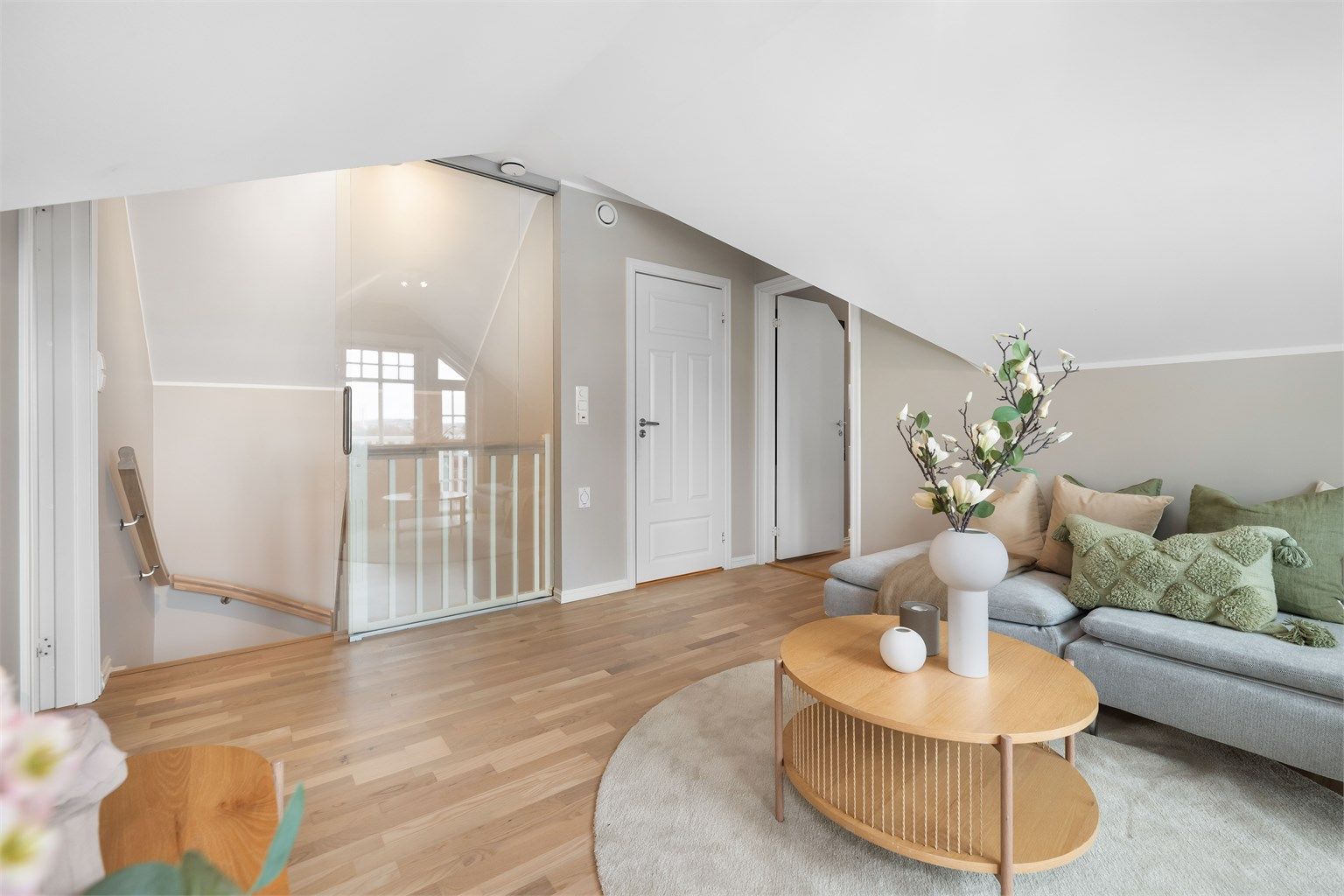 I 3. etasje finner du stue, bad og 2 soverom