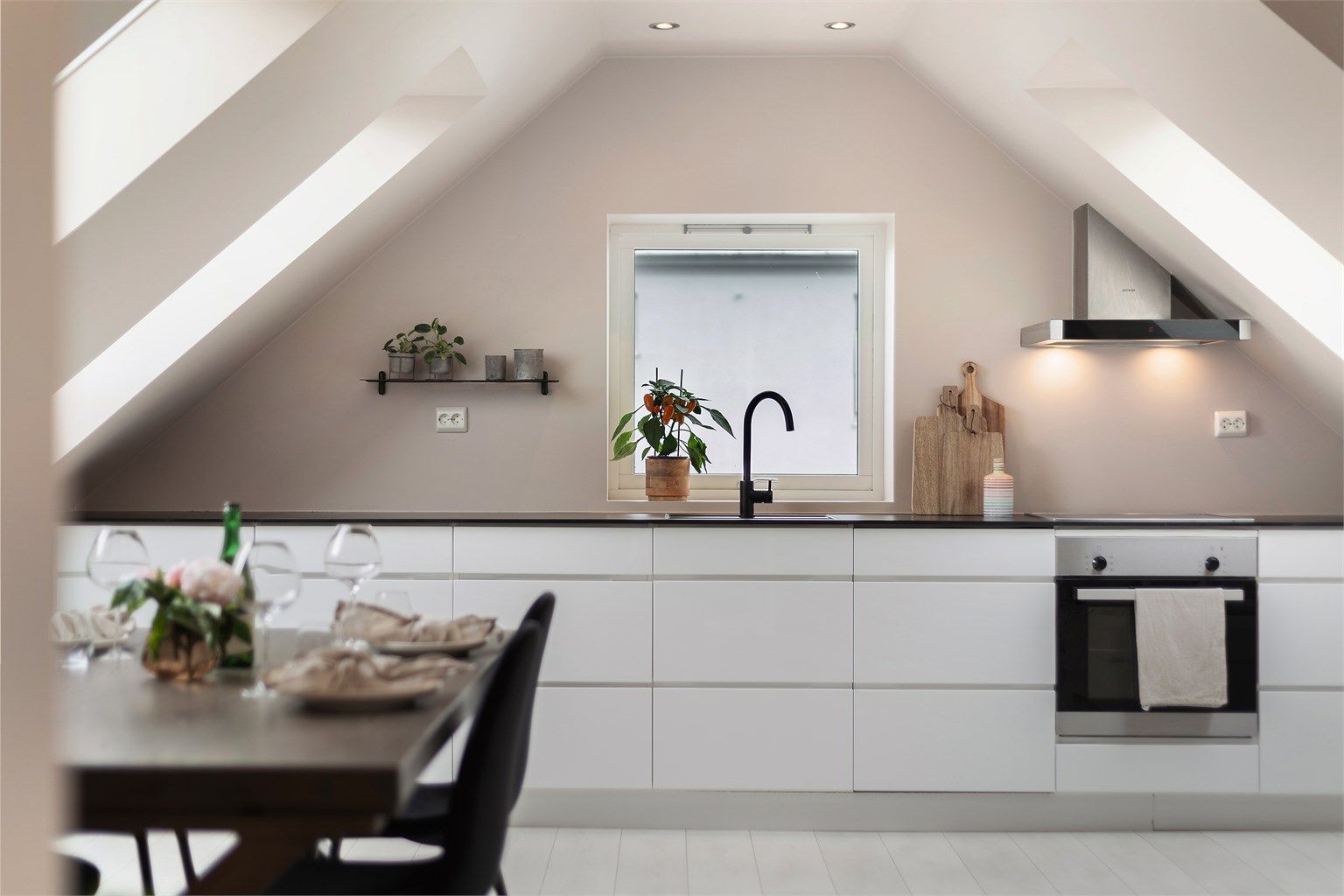 Kjøkkeninnredningen er fra Kvik og har god oppbevaringsplass i underskapene. Sorte detaljer går igjen i hyllen, benkeplaten og armatur